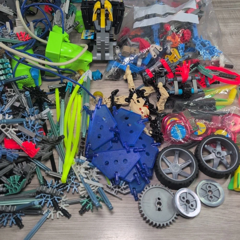 Vintage Cyber K'nex Ultra 63007 Make 5 Cyber Robots ( Missing Parts)